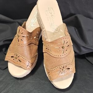 Sbicca Brown Leather Mules with Floral Cutouts NWOT/box sz 8